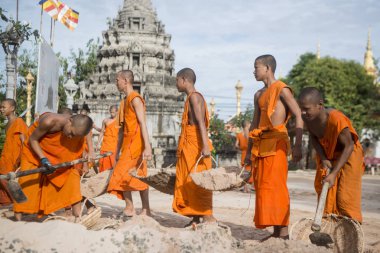 Kamboçya, Kampong Thom - Kasım, 2017: Genç rahipler wort Wat Kampong Thom tapınağında Kampong Thom şehir yeni bir bina yapımı Kamboçya