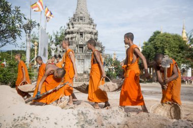 Kamboçya, Kampong Thom - Kasım, 2017: Genç rahipler wort Wat Kampong Thom tapınağında Kampong Thom şehir yeni bir bina yapımı Kamboçya