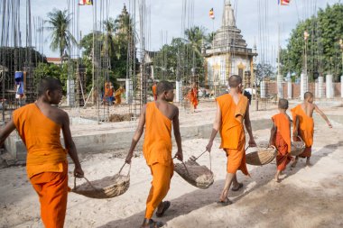 Kamboçya, Kampong Thom - Kasım, 2017: Genç rahipler wort Wat Kampong Thom tapınağında Kampong Thom şehir yeni bir bina yapımı Kamboçya