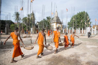 Kamboçya, Kampong Thom - Kasım, 2017: Genç rahipler wort Wat Kampong Thom tapınağında Kampong Thom şehir yeni bir bina yapımı Kamboçya