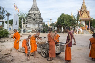 Kamboçya, Kampong Thom - Kasım, 2017: Genç rahipler wort Wat Kampong Thom tapınağında Kampong Thom şehir yeni bir bina yapımı Kamboçya