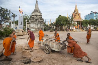 Kamboçya, Kampong Thom - Kasım, 2017: Genç rahipler wort Wat Kampong Thom tapınağında Kampong Thom şehir yeni bir bina yapımı Kamboçya