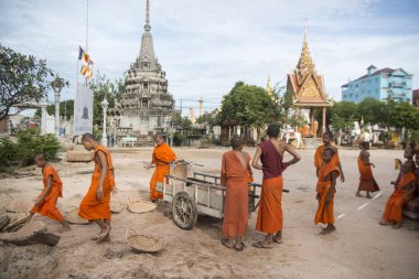 Kamboçya, Kampong Thom - Kasım, 2017: Genç rahipler wort Wat Kampong Thom tapınağında Kampong Thom şehir yeni bir bina yapımı Kamboçya