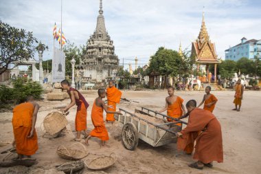 Kamboçya, Kampong Thom - Kasım, 2017: Genç rahipler wort Wat Kampong Thom tapınağında Kampong Thom şehir yeni bir bina yapımı Kamboçya