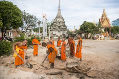 Kamboçya, Kampong Thom - Kasım, 2017: Genç rahipler wort Wat Kampong Thom tapınağında Kampong Thom şehir yeni bir bina yapımı Kamboçya