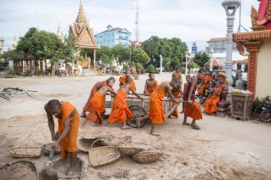 Kamboçya, Kampong Thom - Kasım, 2017: Genç rahipler wort Wat Kampong Thom tapınağında Kampong Thom şehir yeni bir bina yapımı Kamboçya