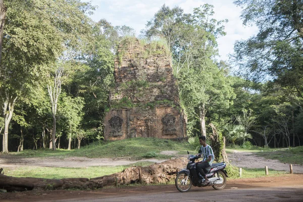 Kamboçya, Kampong Thom - Kasım, 2017: Yerel halkın Sambor olduğunuzu Kuk kalıntıları Kamboçya Kampong Thom şehir kuzeyinde Khmer Harabeleri yakınında