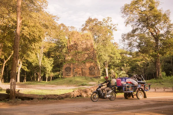 Kamboçya, Kampong Thom - Kasım, 2017: Yerel halkın Sambor olduğunuzu Kuk kalıntıları Kamboçya Kampong Thom şehir kuzeyinde Khmer Harabeleri yakınında