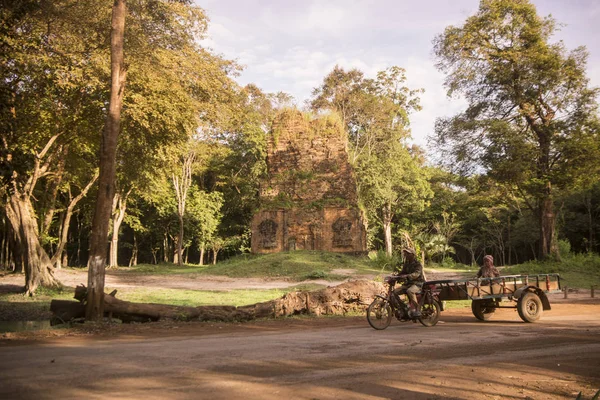 Kamboçya, Kampong Thom - Kasım, 2017: Yerel halkın Sambor olduğunuzu Kuk kalıntıları Kamboçya Kampong Thom şehir kuzeyinde Khmer Harabeleri yakınında
