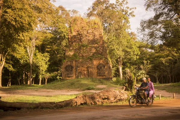 Kamboçya, Kampong Thom - Kasım, 2017: Yerel halkın Sambor olduğunuzu Kuk kalıntıları Kamboçya Kampong Thom şehir kuzeyinde Khmer Harabeleri yakınında