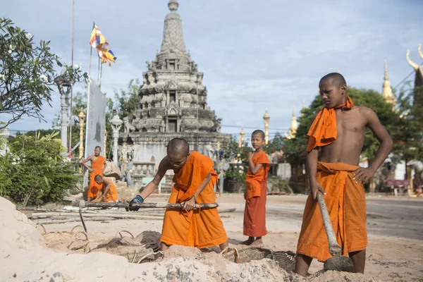 Kamboçya, Kampong Thom - Kasım, 2017: Genç rahipler wort Wat Kampong Thom tapınağında Kampong Thom şehir yeni bir bina yapımı Kamboçya