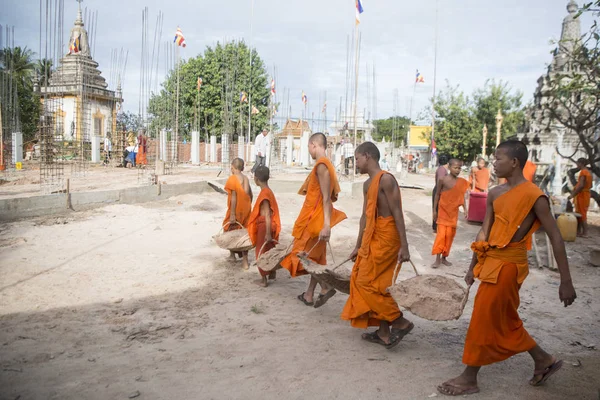 Камбодия Кампонг Ноябрь 2017 Молодые Монахи Сусло Строительстве Нового Здания — стоковое фото