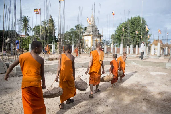 Cambodia Kampong Thom Noviembre 2017 Jóvenes Monjes Una Construcción Para — Foto de Stock