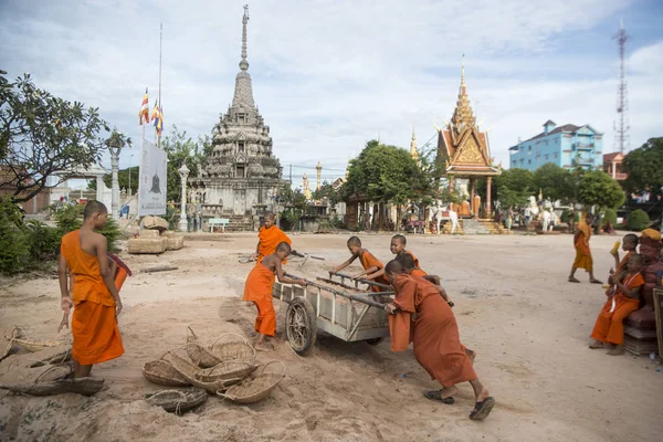 Kamboçya, Kampong Thom - Kasım, 2017: Genç rahipler wort Wat Kampong Thom tapınağında Kampong Thom şehir yeni bir bina yapımı Kamboçya