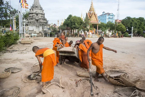 カンボジアのワット コンポン トム寺コンポントム市で新しいビルの工事でカンボジア コンポントム 2017 若い僧侶の麦汁 — ストック写真