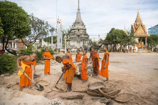 Kamboçya, Kampong Thom - Kasım, 2017: Genç rahipler wort Wat Kampong Thom tapınağında Kampong Thom şehir yeni bir bina yapımı Kamboçya