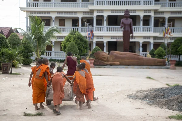 Cambodia Kampong Thom Novembro 2017 Mosto Monges Jovens Uma Construção — Fotografia de Stock