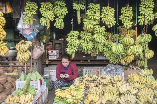 Kamboçya, Kampong Thom - Kasım, 2017: muz shop markette Psar Kampong thom Kamboçya Kampong Thom şehir içinde
