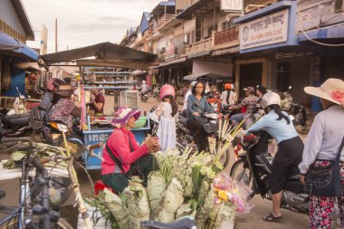 Kamboçya, Kampong Thom - Kasım, 2017: markette Psar Kampong thom Kamboçya Kampong Thom şehir içinde çiçekler