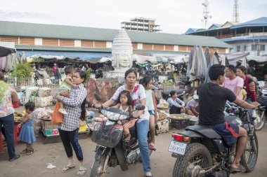 Kamboçya, Kampong Thom - Kasım, 2017: Khmer markette Psar Kampong thom Kamboçya Kampong Thom şehir içinde kare
