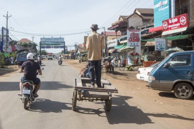 Kamboçya, Kampong Thom - Kasım, 2017: Baray kasaba Kamboçya Kampong Thom şehir güneyinde bir meydanda trafik