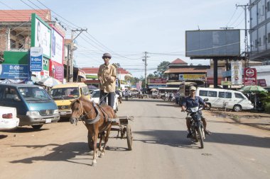 Kamboçya, Kampong Thom - Kasım, 2017: Baray kasaba Kamboçya Kampong Thom şehir güneyinde bir meydanda trafik