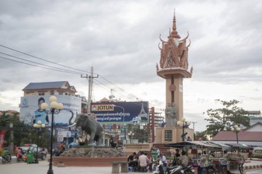 Kamboçya, Kampong Thom - Kasım, 2017: Saat Kulesi ve kaplan Yaylası girişindeki nitelikli anıt Kampong Thom, Cambodia şehir merkezinde adım fil