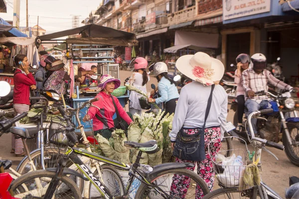 Kamboçya, Kampong Thom - Kasım, 2017: markette Psar Kampong thom Kamboçya Kampong Thom şehir içinde çiçekler