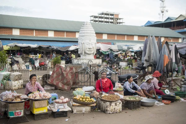 Kamboçya, Kampong Thom - Kasım, 2017: Khmer markette Psar Kampong thom Kamboçya Kampong Thom şehir içinde kare