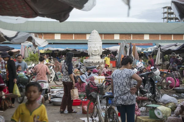 Kamboçya, Kampong Thom - Kasım, 2017: Khmer markette Psar Kampong thom Kamboçya Kampong Thom şehir içinde kare