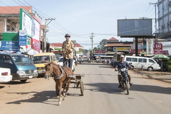 Kamboçya, Kampong Thom - Kasım, 2017: Baray kasaba Kamboçya Kampong Thom şehir güneyinde bir meydanda trafik