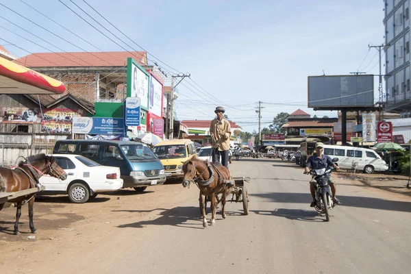 Kamboçya, Kampong Thom - Kasım, 2017: Baray kasaba Kamboçya Kampong Thom şehir güneyinde bir meydanda trafik