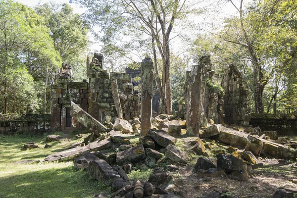 Northwaest カンボジアのプレアヴィヒアの都市の西の Srayong の町の東の Ker のクメール寺院 — ストック写真