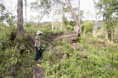 Kamboçya, Sra Em - 12 Kasım 2017: orman için Khmer tapınağı, Prasat Neak Buos yolundaki