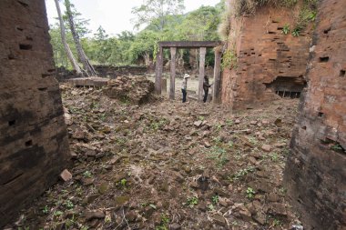 Kamboçya, Sra Em - 12 Kasım 2017: Srayong şehrin doğusunda Koh Ker Khmer tapınaklar kalıntıları