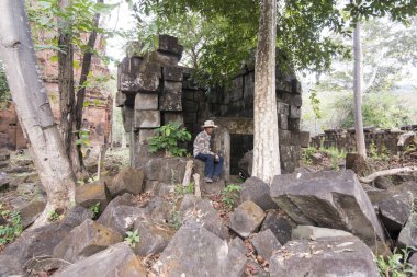 Kamboçya, Sra Em - 12 Kasım 2017: Srayong şehrin doğusunda Koh Ker Khmer tapınaklar kalıntıları