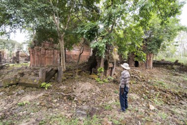 Kamboçya, Sra Em - 12 Kasım 2017: Srayong şehrin doğusunda Koh Ker Khmer tapınaklar kalıntıları