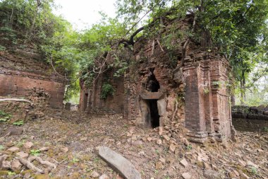 Prasat Neak Buos, Khmer tapınak şehrin Northwaest Kamboçya Preah Vihear kuzeyinde Sra Em kasabanın doğusunda