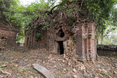 Prasat Neak Buos, Khmer tapınak şehrin Northwaest Kamboçya Preah Vihear kuzeyinde Sra Em kasabanın doğusunda