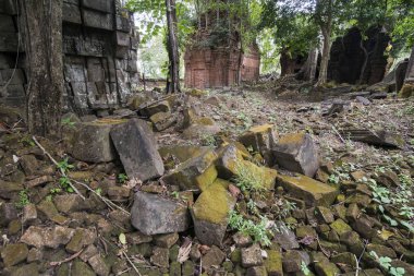 Prasat Neak Buos, Khmer tapınak şehrin Northwaest Kamboçya Preah Vihear kuzeyinde Sra Em kasabanın doğusunda