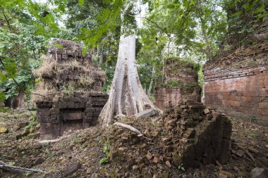 Prasat Neak Buos, Khmer tapınak şehrin Northwaest Kamboçya Preah Vihear kuzeyinde Sra Em kasabanın doğusunda