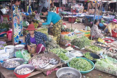 Kamboçya, Sra Em - 12 Kasım 2017: gıda pazarı içinde şehir, Sra Em Preah Vihear il içinde