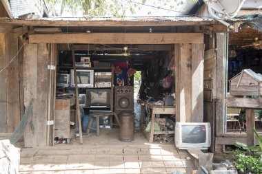 Kamboçya, Sra Em - 12 Kasım 2017: elektronik dükkanı market Street Sra Em şehir