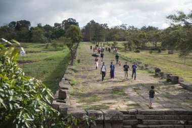 Kamboçya, Sra Em - 12 Kasım 2017: Srayong şehrin doğusunda Koh Ker Khmer tapınaklar kalıntıları