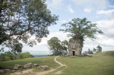 Kamboçya, Sra Em - 12 Kasım 2017: Srayong şehrin doğusunda Koh Ker Khmer tapınaklar kalıntıları