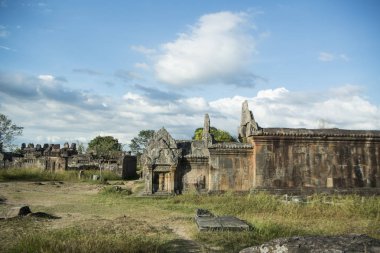 Kamboçya, Sra Em - 12 Kasım 2017: Srayong şehrin doğusunda Koh Ker Khmer tapınaklar kalıntıları