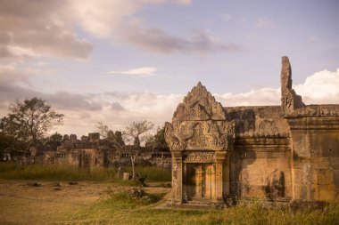 Kamboçya, Sra Em - 12 Kasım 2017: Srayong şehrin doğusunda Koh Ker Khmer tapınaklar kalıntıları