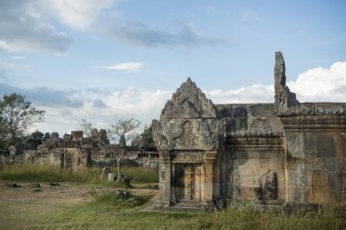 Kamboçya, Sra Em - 12 Kasım 2017: Srayong şehrin doğusunda Koh Ker Khmer tapınaklar kalıntıları