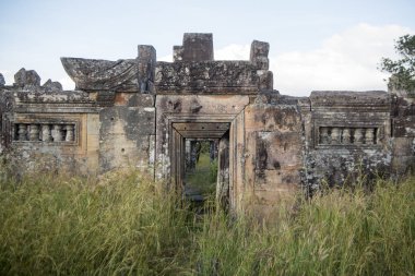 Kamboçya, Sra Em - 12 Kasım 2017: Srayong şehrin doğusunda Koh Ker harap Khmer tapınaklar ayrıntılarını