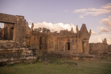 Kamboçya, Sra Em - 12 Kasım 2017: Srayong şehrin doğusunda Koh Ker Khmer tapınaklar kalıntıları